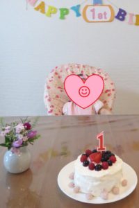 写真（1歳誕生日卵アレルギーでも食べられるバースデーケーキでお祝い）